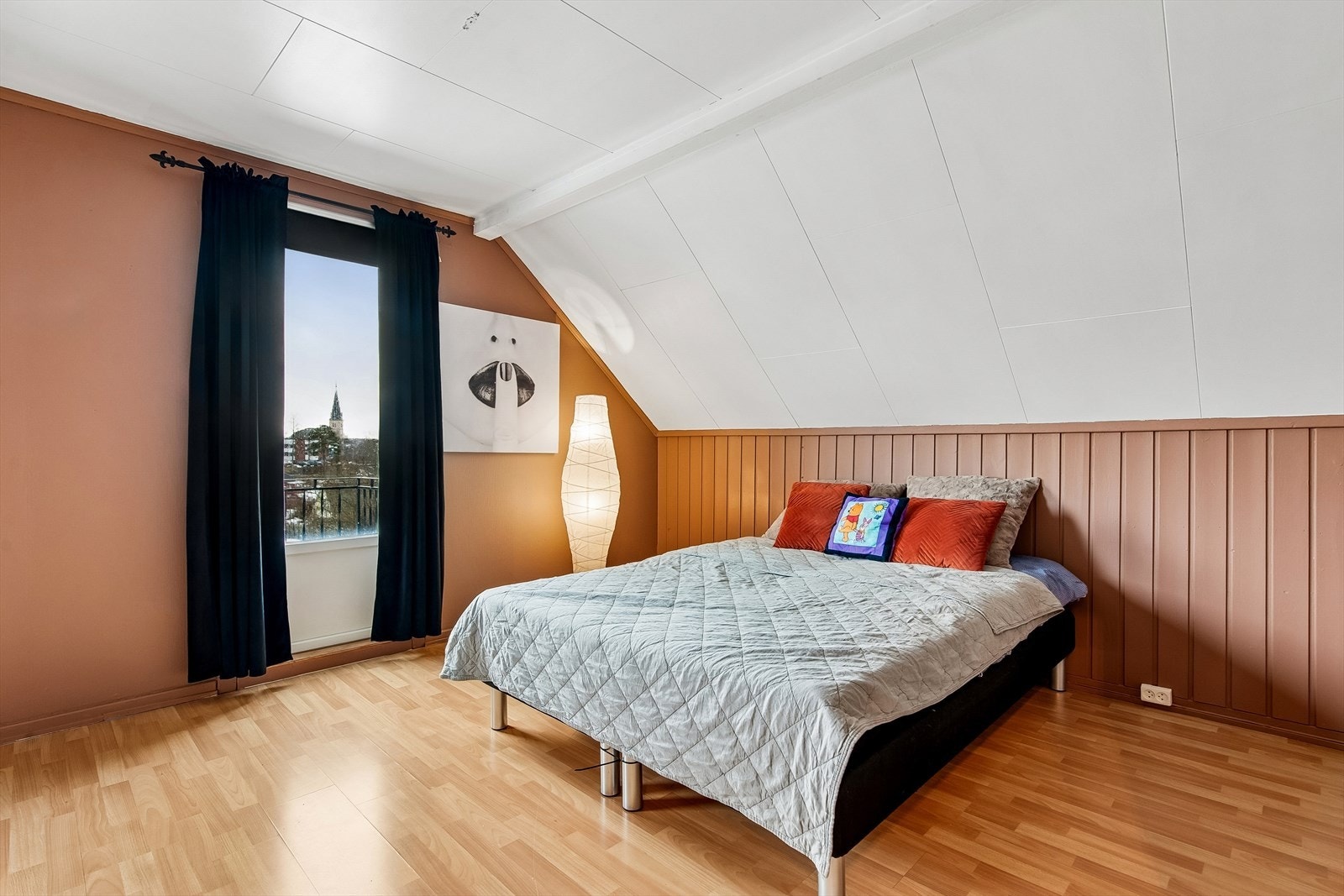 Fra soverommet er det utgang til en balkong på 2 m². Galleribilde