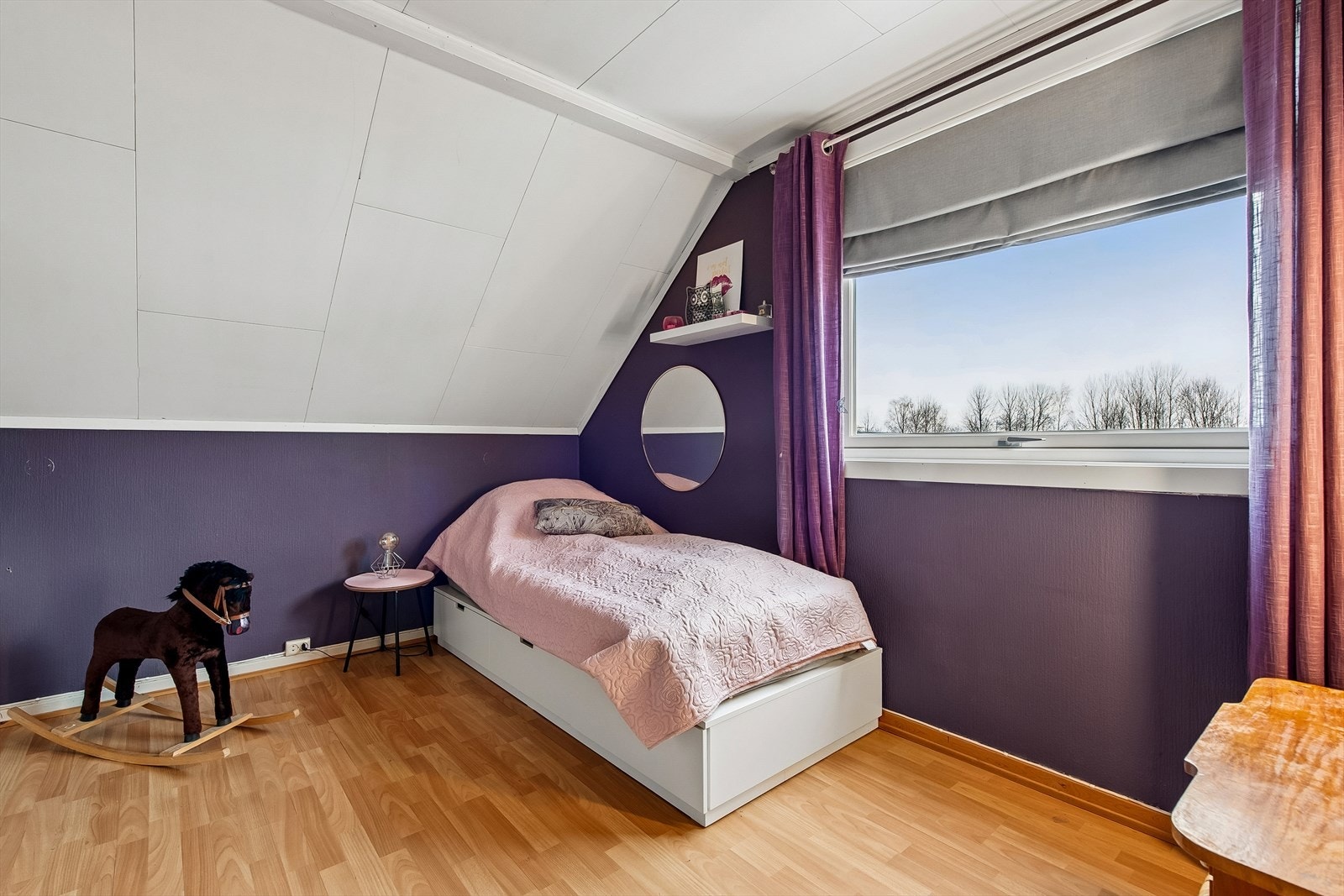 Skråtaket gir rommet en lun karakter. Gulvarealet er større enn det målte bruksarealet. Galleribilde