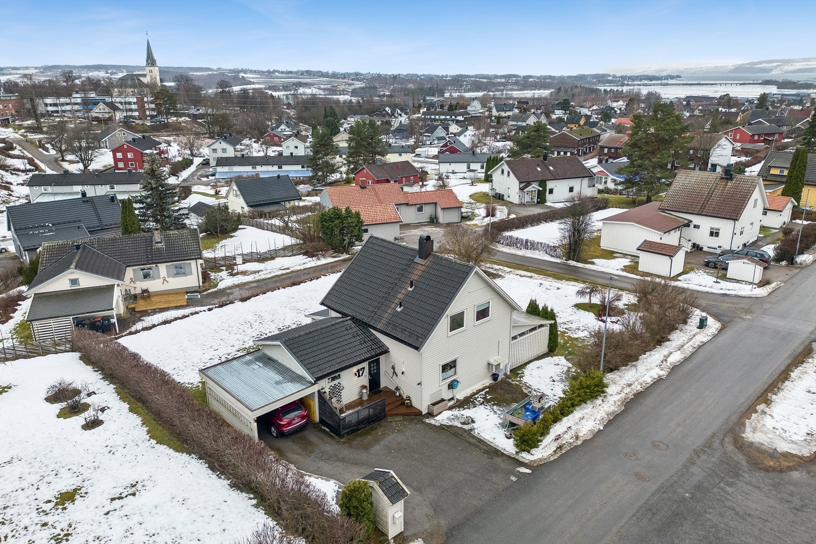 Beliggenheten er barnevennlig med kort gangavstand til både Ridabu skole og Ener ungdomsskole. Galleribilde