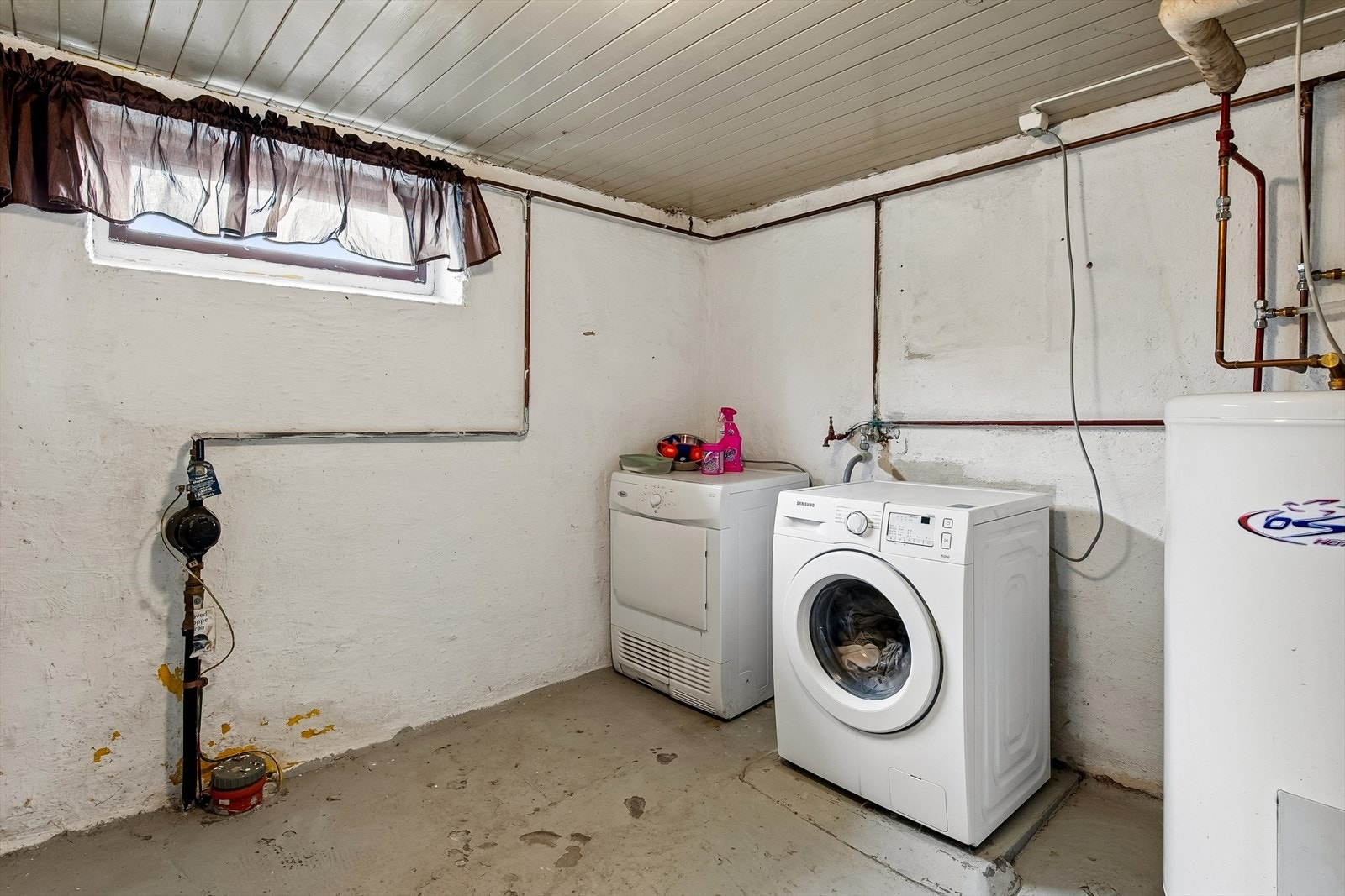Vaskerommet i kjelleren har opplegg for vaskemaskin, og stoppekranen er plassert her. Galleribilde