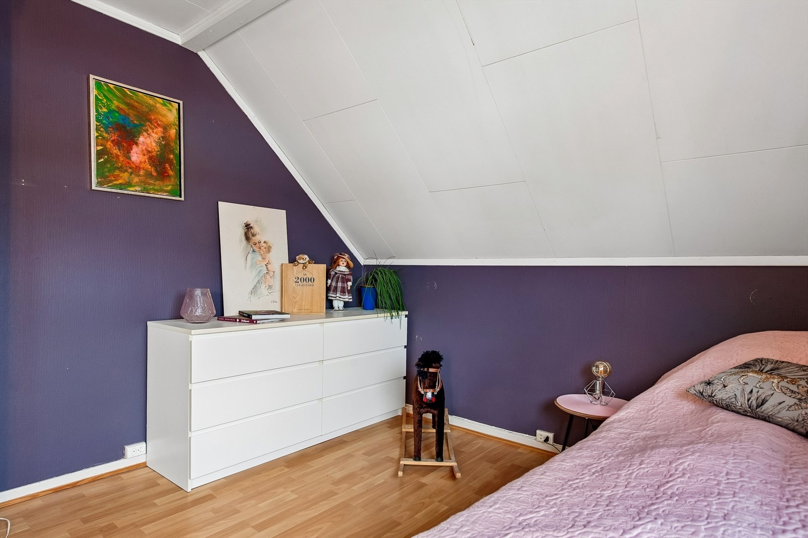 Det andre soverommet i etasjen har god plass til seng og oppbevaring. Galleribilde