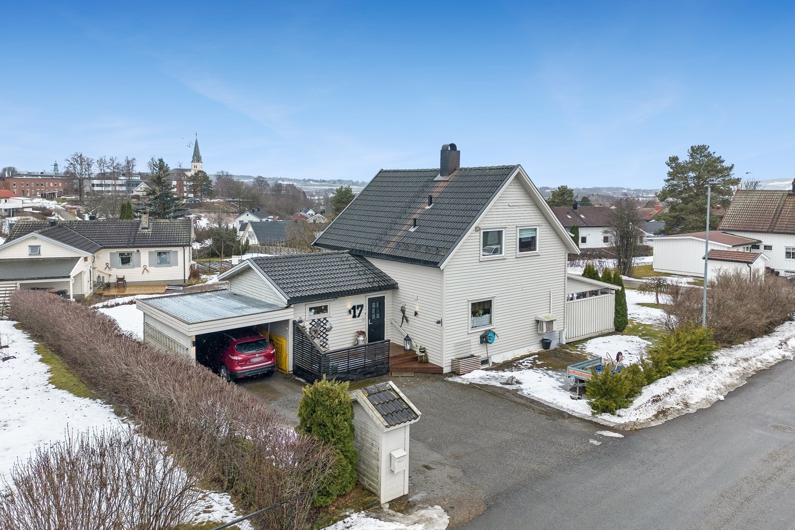 Enebolig fra 1963 med asfaltert gårdsplass og parkering i egen carport. Foto levert av Efkt ved Pål Godager. Galleribilde