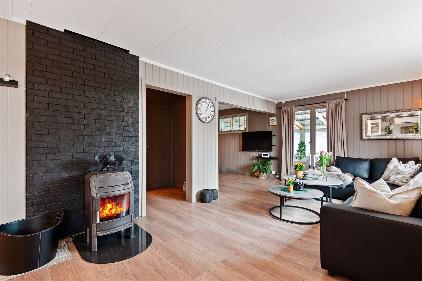 En vedovn fra Jøtul gir både varme og en hyggelig atmosfære i stuen. Galleribilde