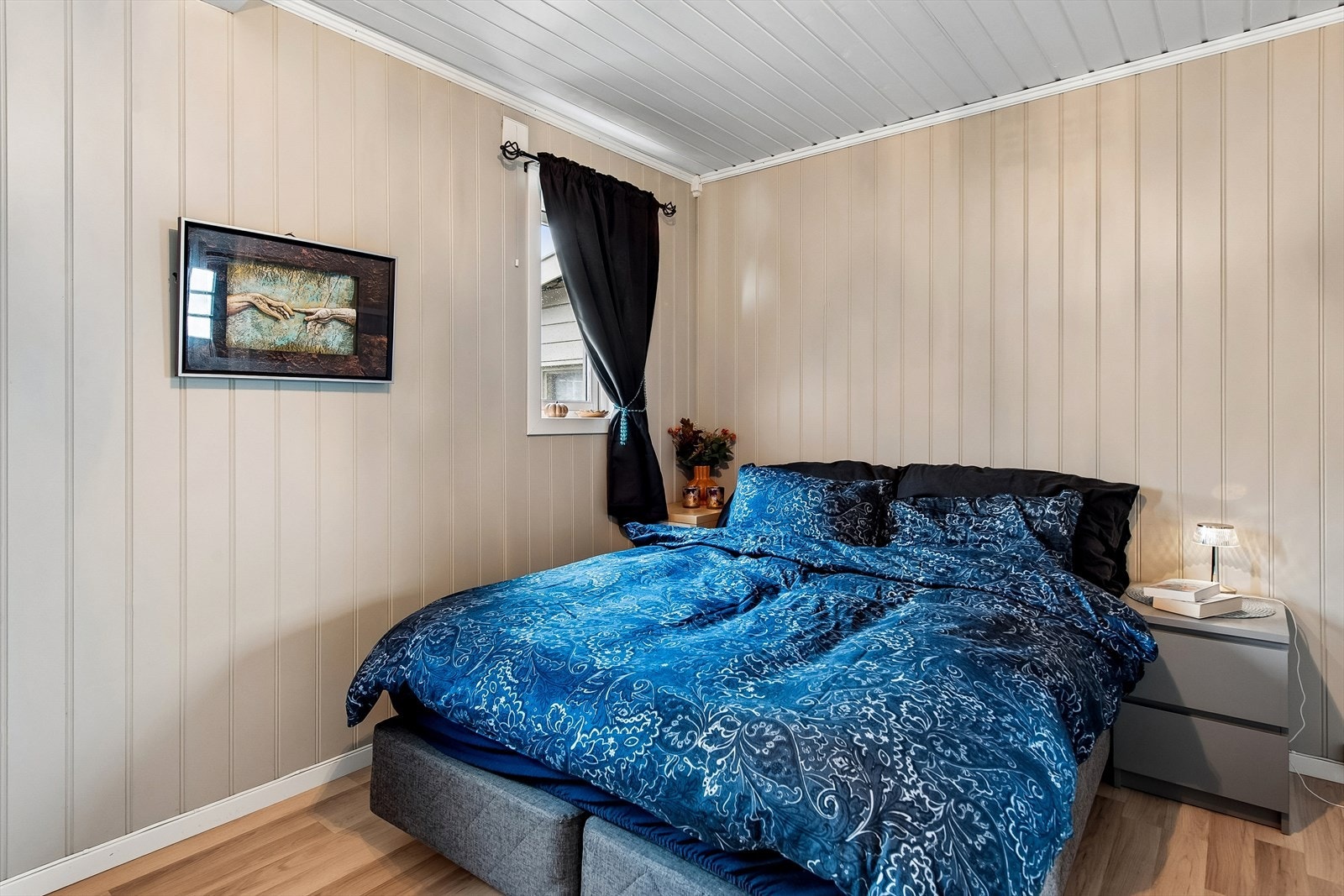 Praktisk gjesterom i første etasje. Ikke godkjent pt til varig opphold, men det er søkt om bruksendring til soverom i medio mars 2026 Galleribilde