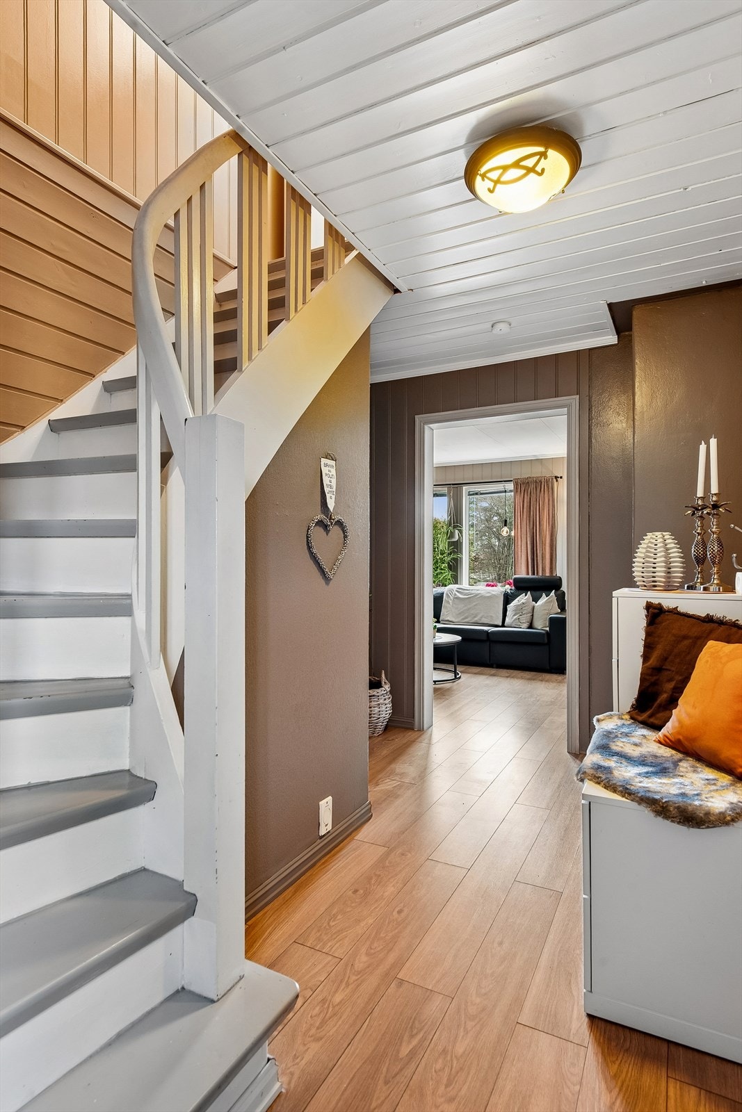 Fra gangen er det tilgang til stuen og trappeforbindelse til de øvrige etasjene. Galleribilde