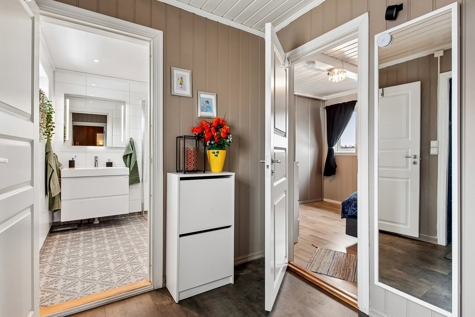 Første etasje har en praktisk planløsning Galleribilde