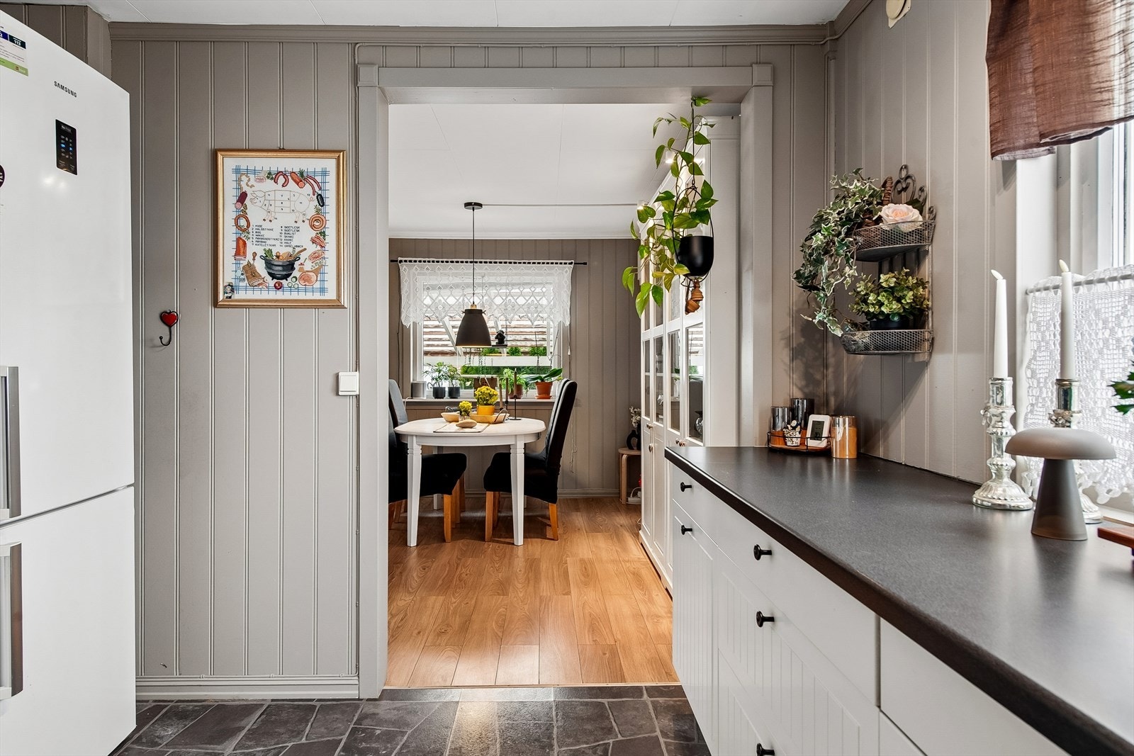 Det er avsatt plass til frittstående kjøleskap og oppvaskmaskin. Galleribilde