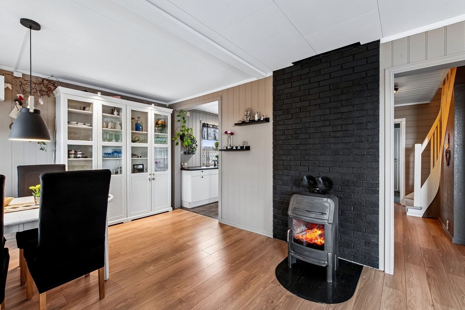 Spisestuen ligger i praktisk tilknytning til kjøkkenet. Galleribilde