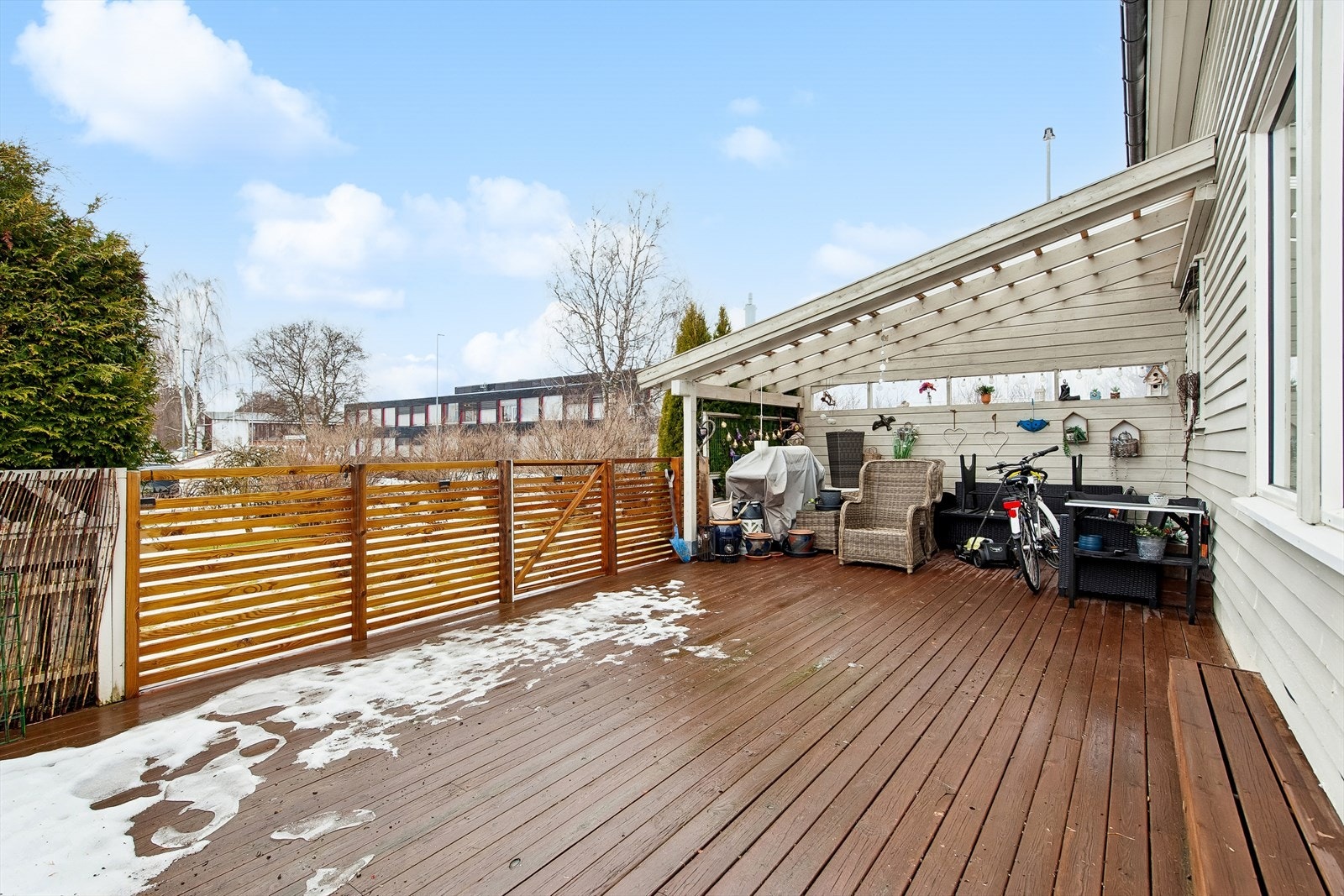 En av de to store terrassene har overbygg, som forlenger utendørssesongen. Galleribilde