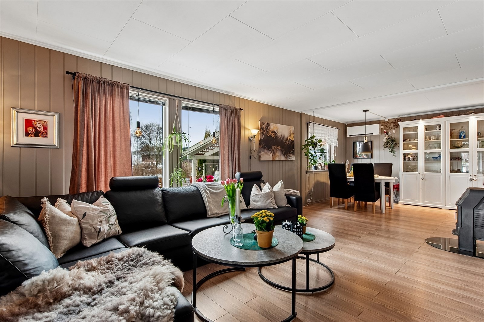 Det store stuevinduet ble skiftet i 2018 og slipper inn rikelig med dagslys. Galleribilde