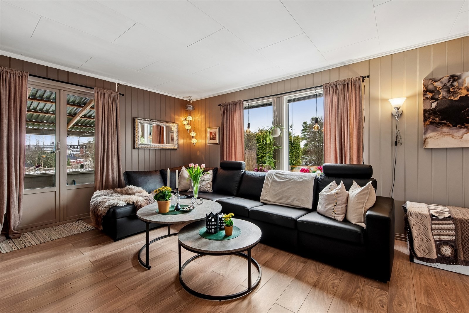 Fra stuen er det utgang til en av eiendommens terrasser via en balkongdør fra 2011. Galleribilde