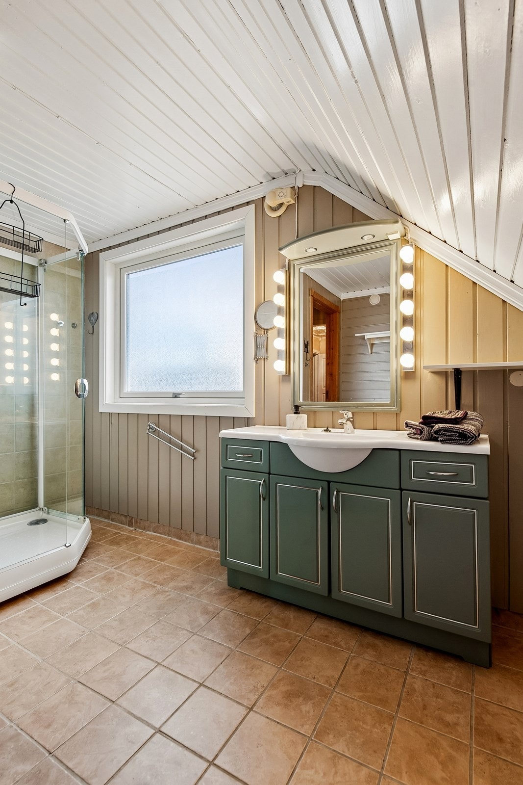 Badet i andre etasje ble pusset opp i 2002 og har dusjkabinett. Galleribilde