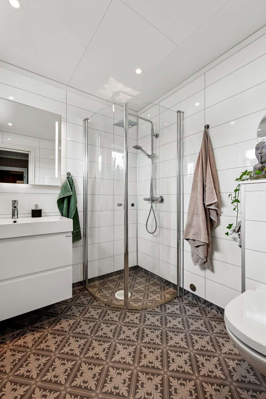 Badet i første etasje ble pusset opp i 2018 og har dusjvegger og vegghengt toalett. Galleribilde