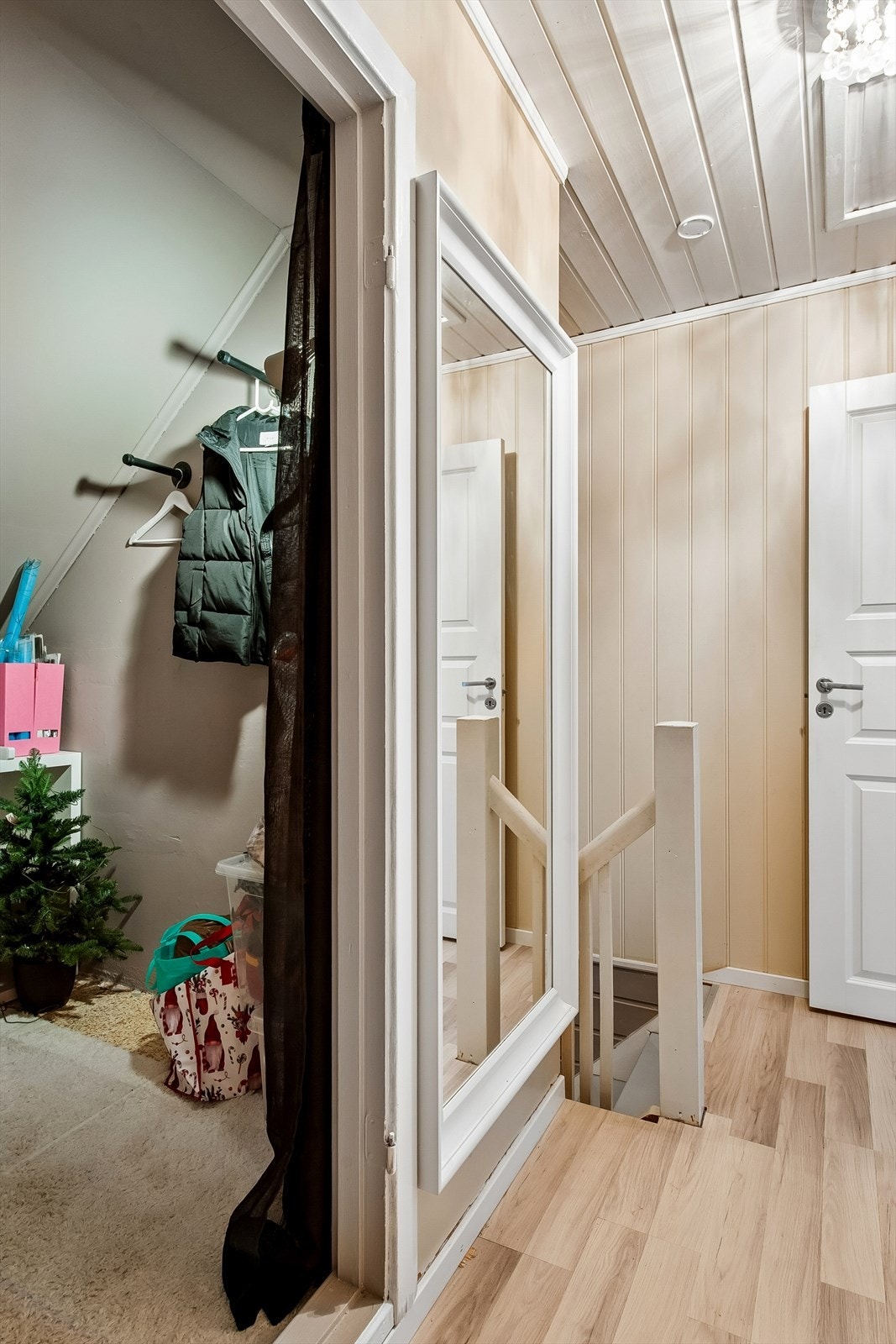 Etasjen har flere praktiske kroker og boder for lagring. Galleribilde