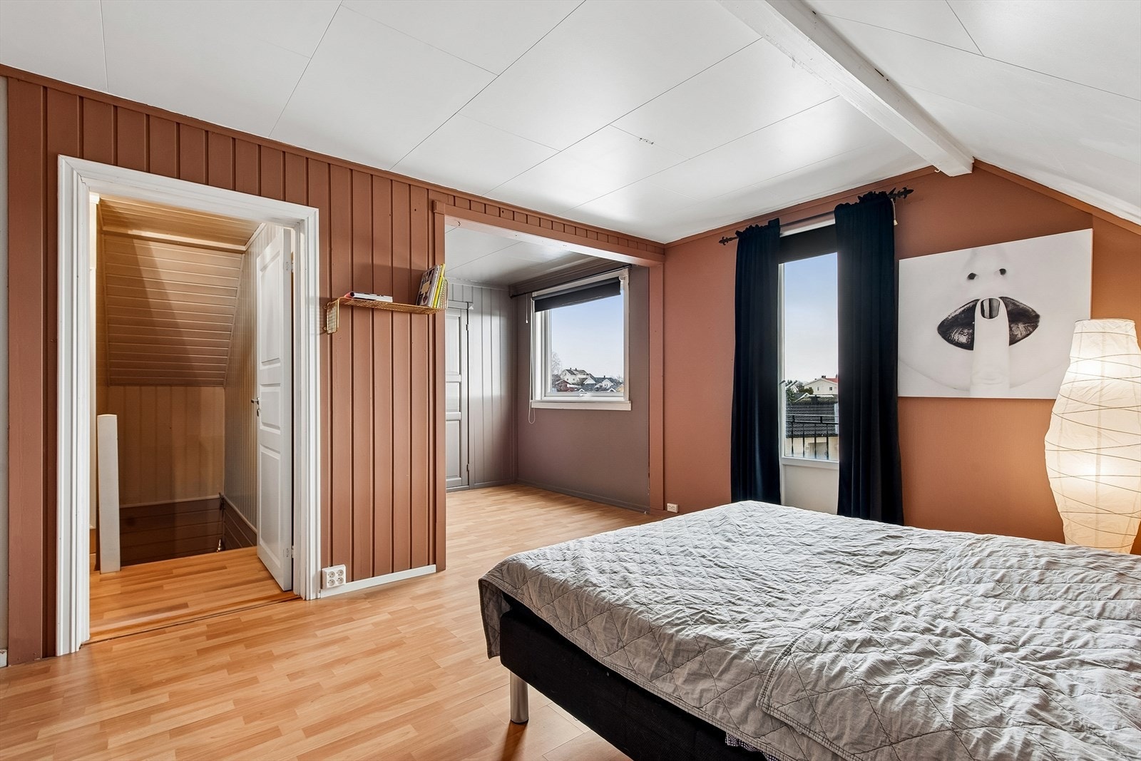 Hovedsoverommet i andre etasje er romslig og har plass til en egen kontordel. Galleribilde