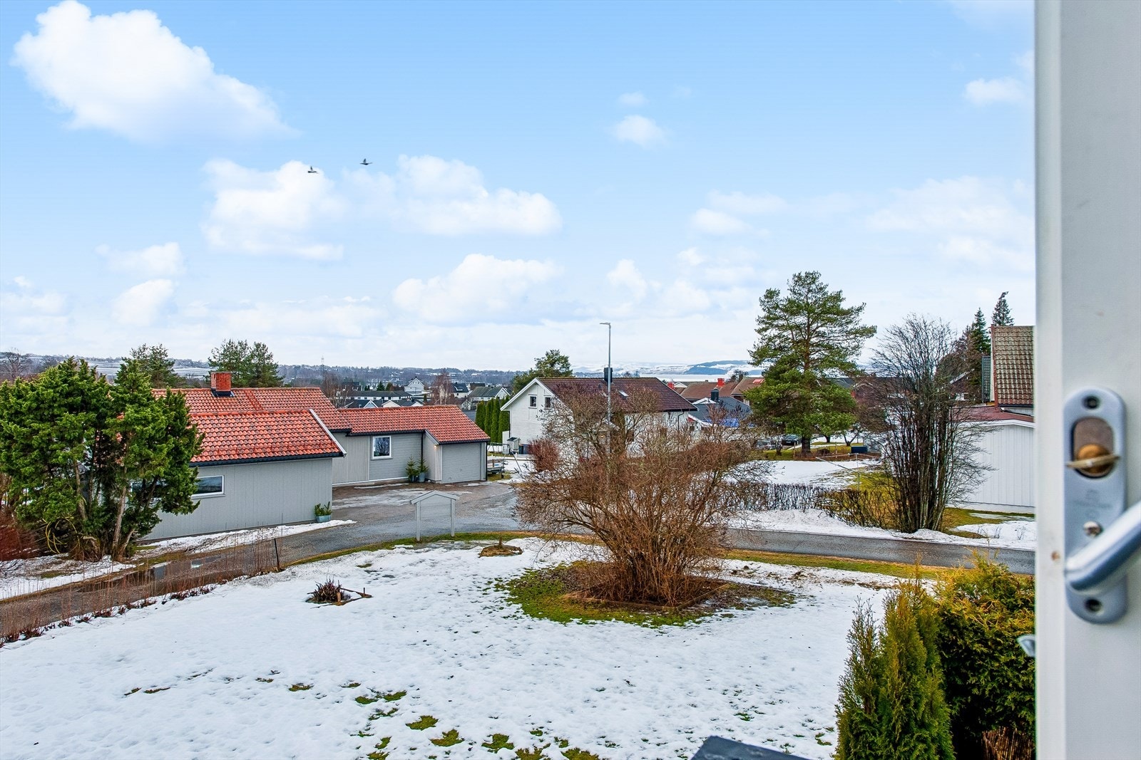 Fra balkongen i andre etasje har man utsikt over nærområdet. Galleribilde