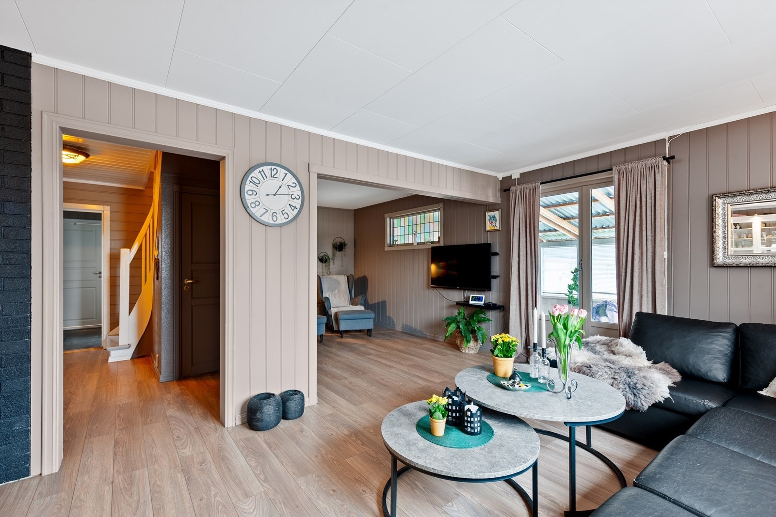 Stuen er et sentralt knutepunkt i boligen, med enkel tilgang til gangen og trappen til andre etasje. Galleribilde