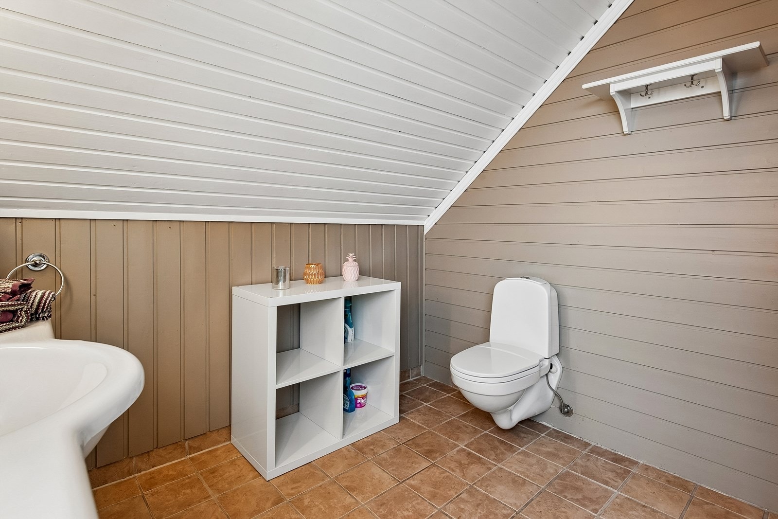 Rommet har flislagt gulv med elektriske varmekabler og vegghengt toalett. Galleribilde