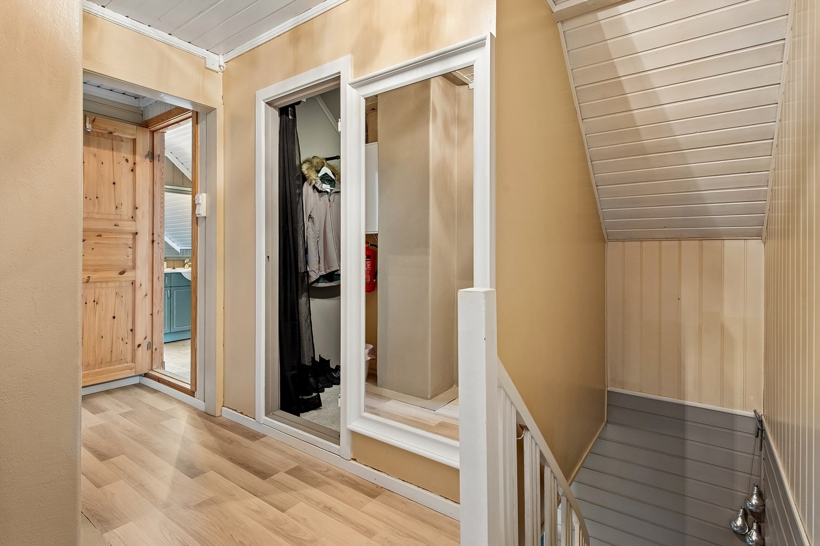 Tretrappen leder opp til en gang som fordeler til rommene i andre etasje. Galleribilde