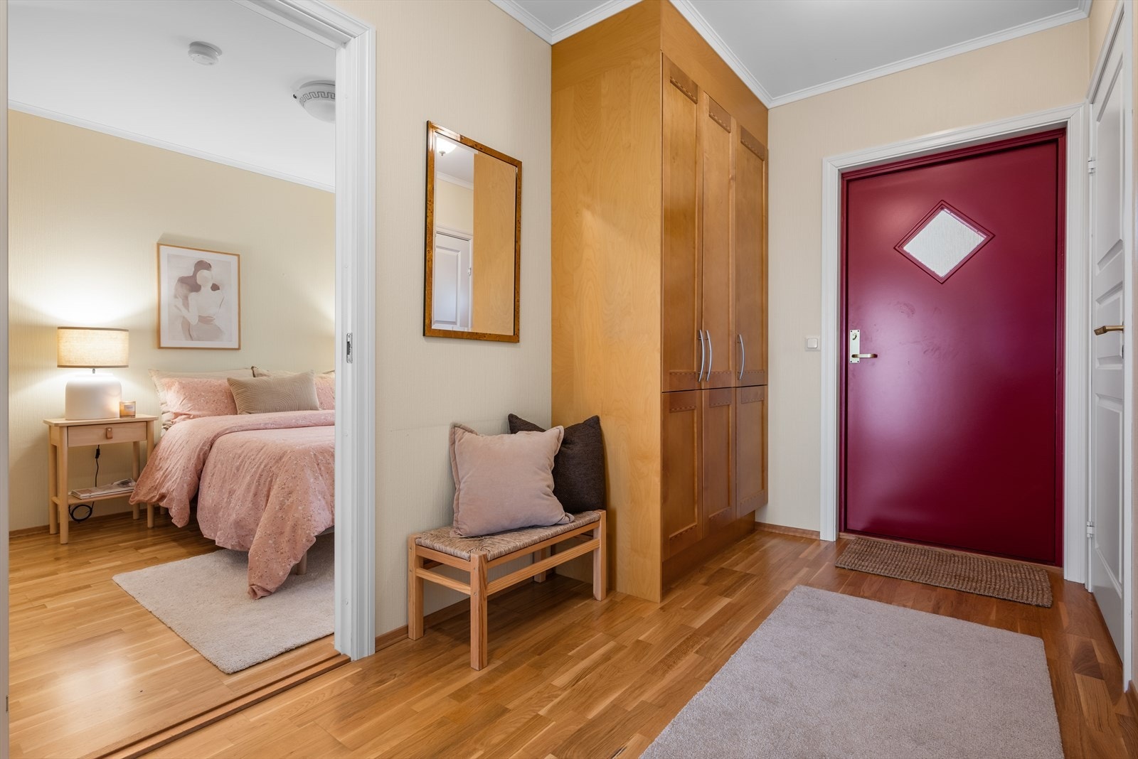 Leilighetens romslige entré gir gode muligheter for oppbevaring av yttertøy og sko i tilhørende garderobeskap. Galleribilde