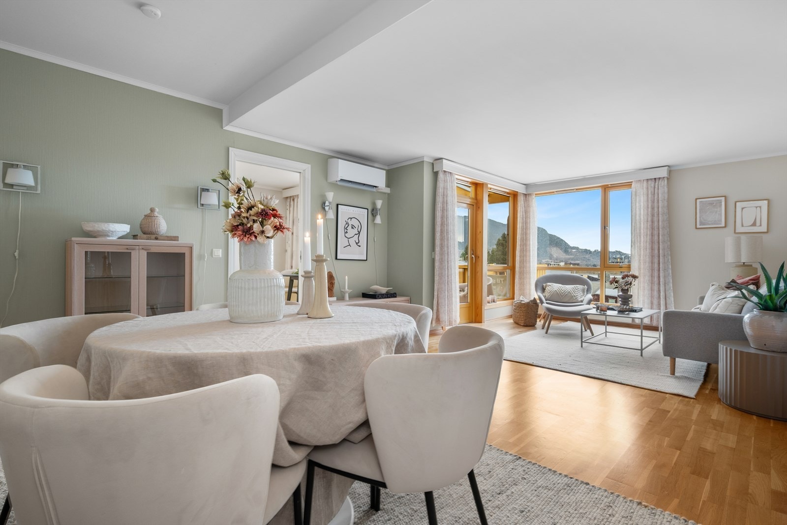 Felleskostnader utgjør kr. 2 280,- og dekker forsikring, internett, tv, felles strøm og vedlikehold. Galleribilde