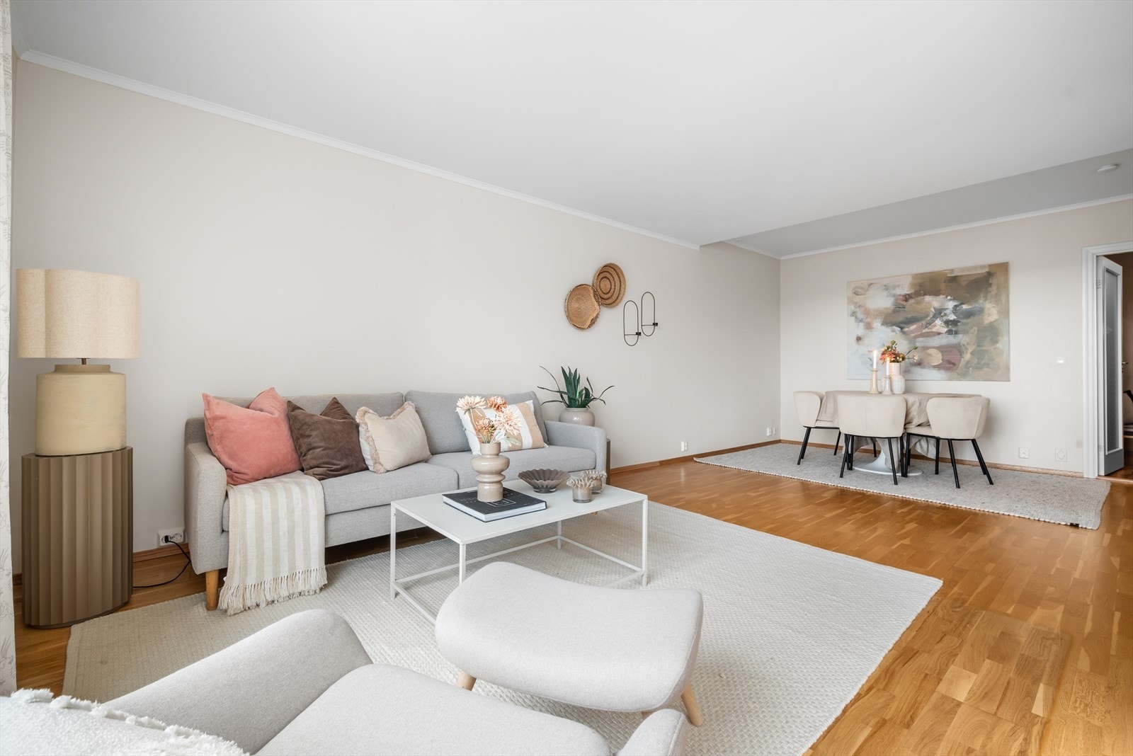 Leilighetens stue strekker seg over hele 28 kvm, og byr på ulike møbleringsmuligheter. Galleribilde