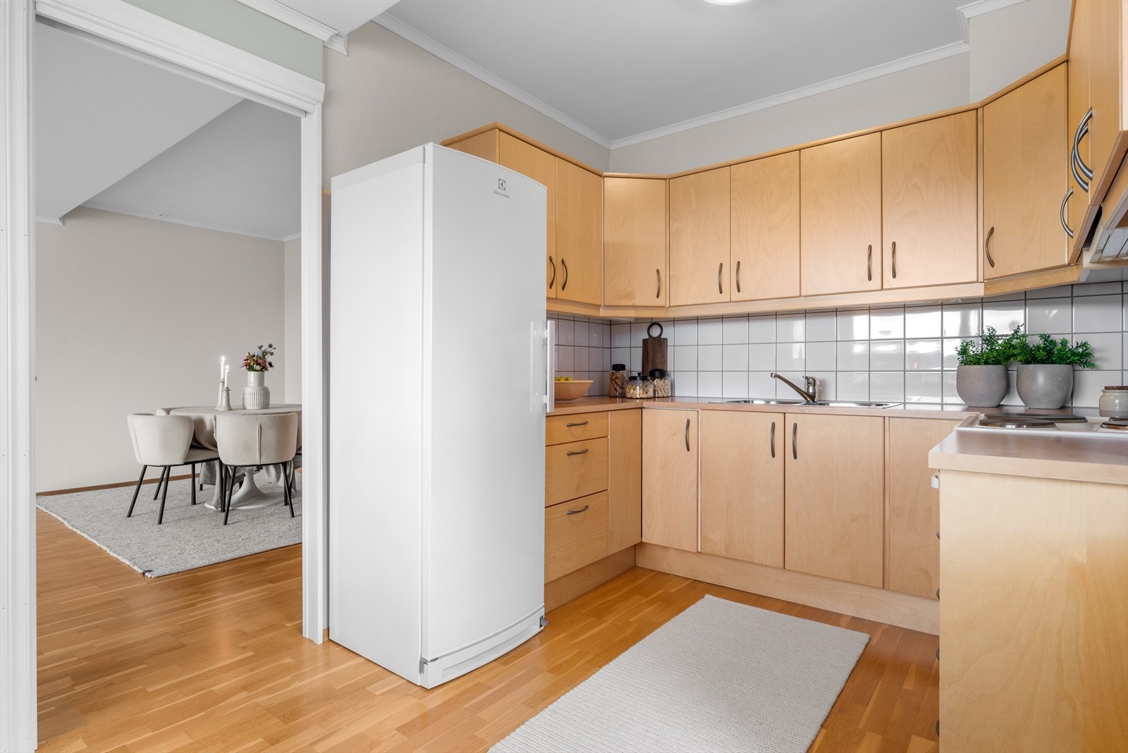 Kjøkkenet er praktisk utformet med mye skap -og benkeplass! Galleribilde