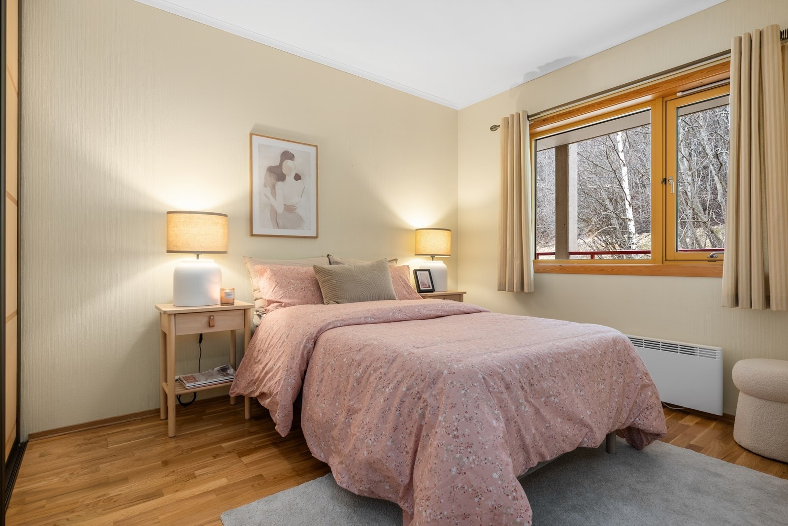 Soverommet strekker seg over hele 11 kvm og rommer både stor dobbelseng, nattbord og en praktisk skyvedørsgarderobe. Galleribilde