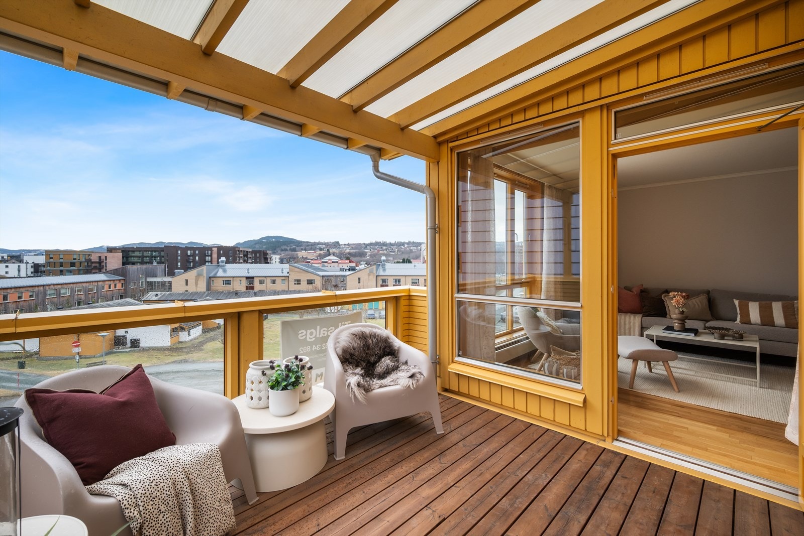 Sør-vestvendt hjørnebalkong på hele 10,5 m² - solrik, takoverbygd og med gode møbleringsmuligheter. En lun uteplass du kan bruke store deler av året. Galleribilde