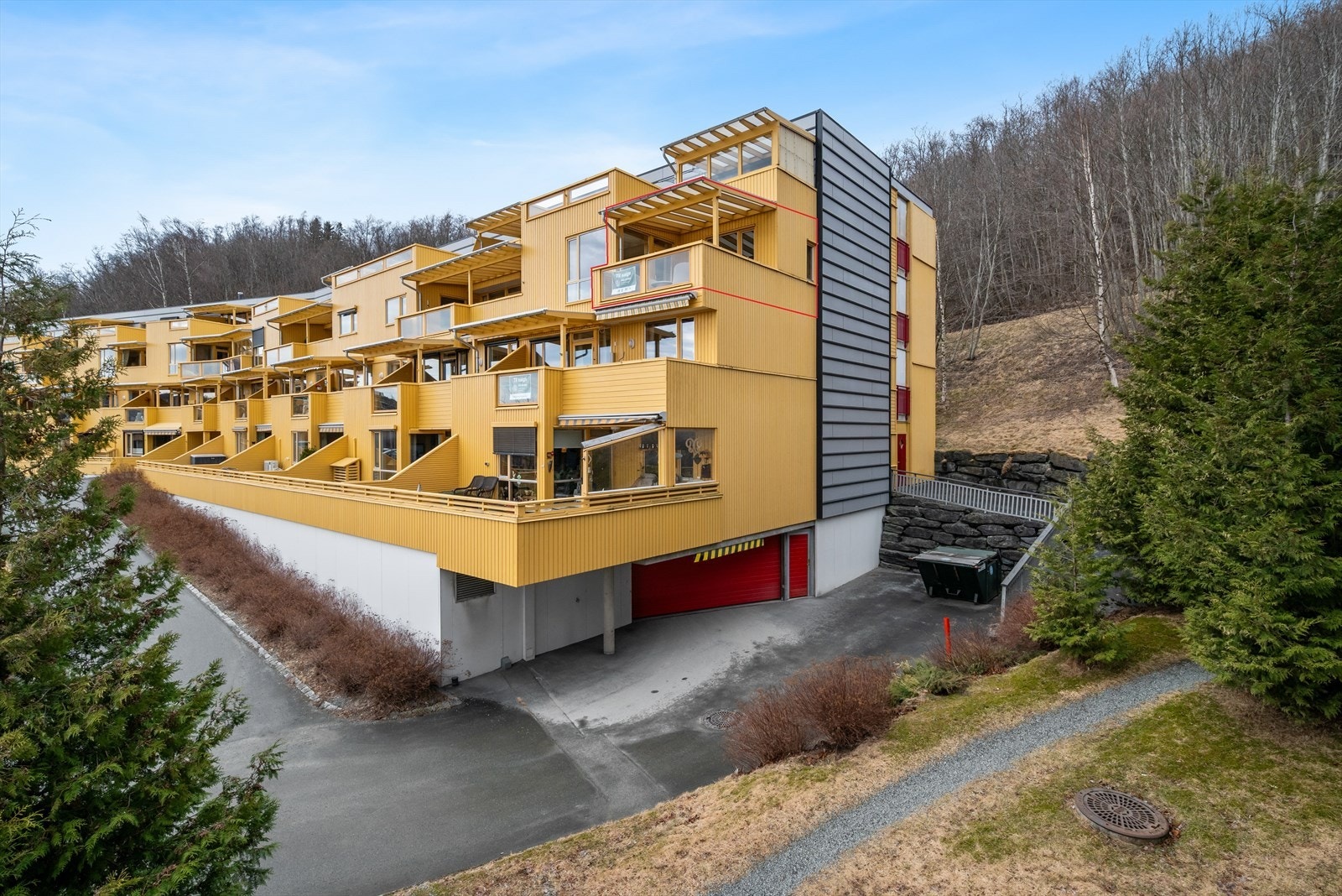 I underetasjen finner du innkjøring til p-kjeller, hvor du har en egen p-plass til disposisjon (Leiligheten er her merket inn i rødt). Galleribilde