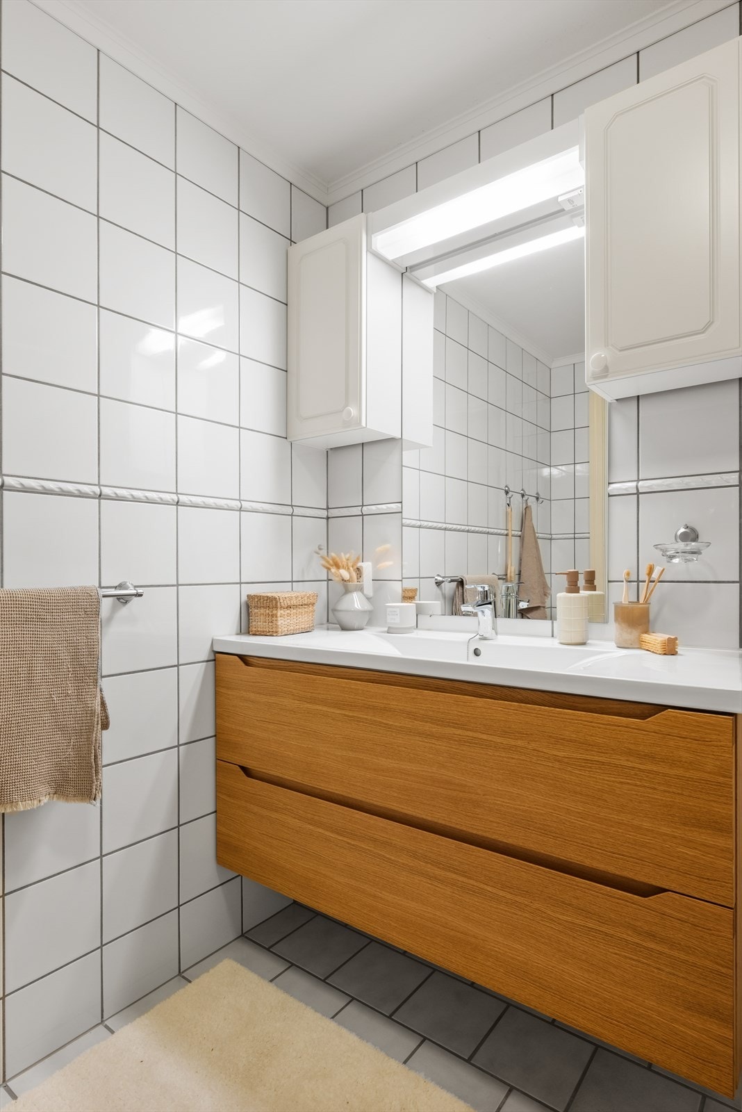 Badet er praktisk utstyrt med dusjhjørne, servantskap og wc. Galleribilde