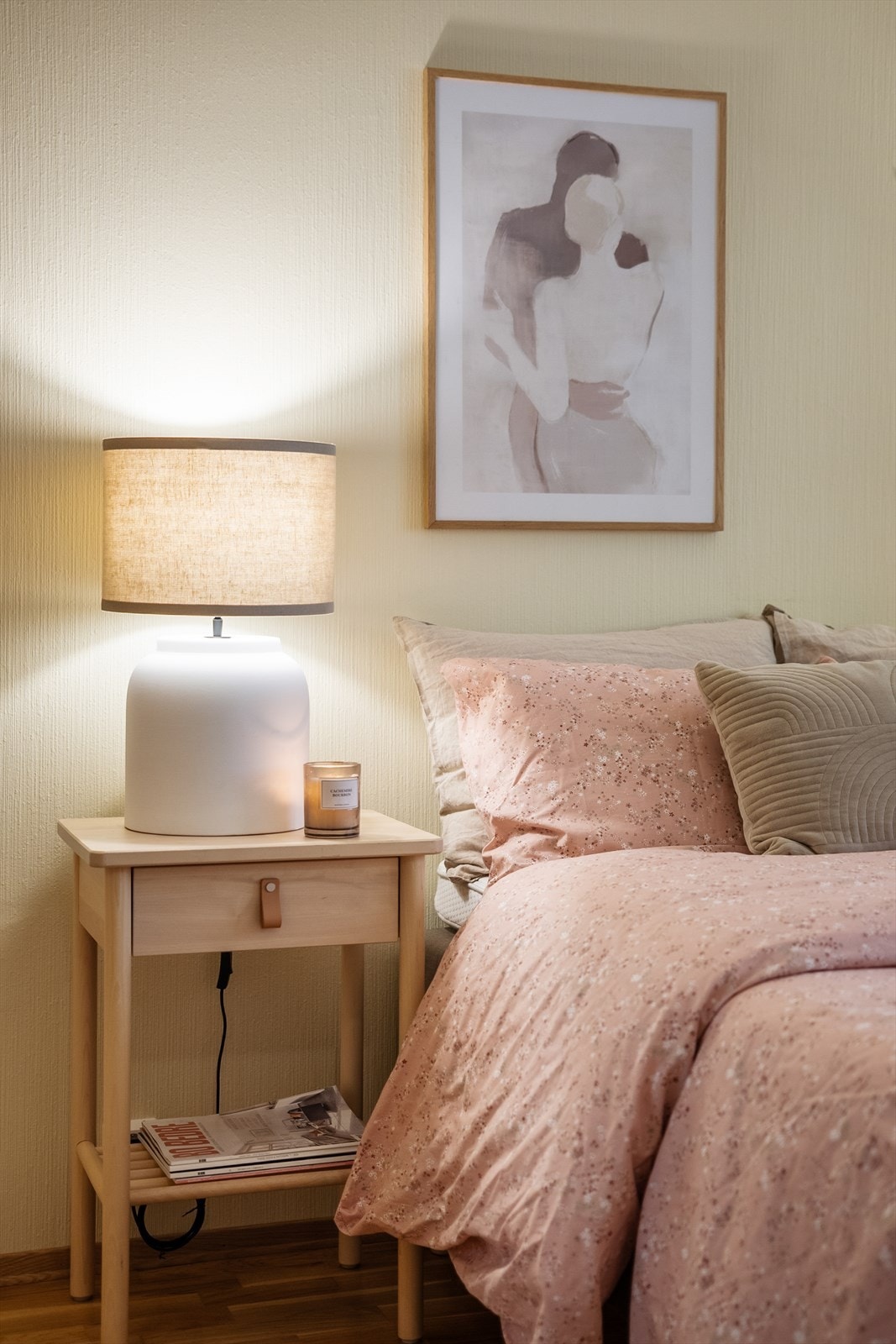 Soverommet fremstår moderne med et tidsriktig og harmonisk fargevalg som skaper en behagelig atmosfære. Galleribilde