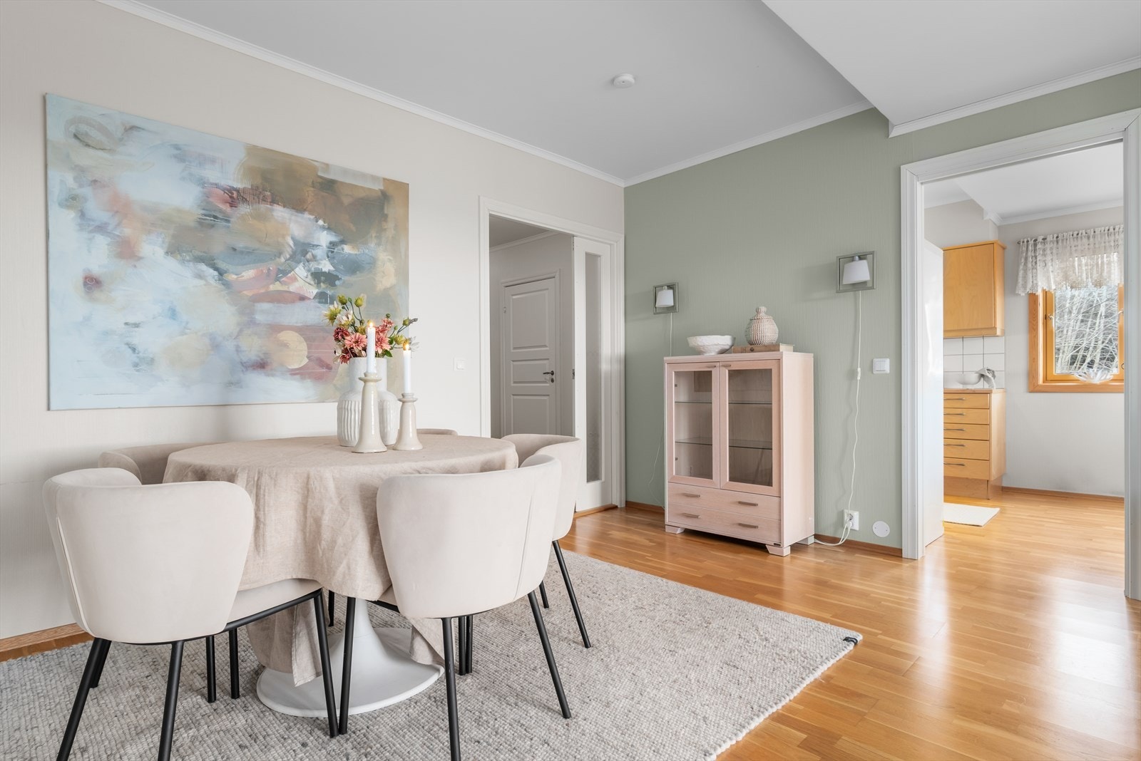 Stuen er praktisk adskilt fra kjøkkenet noe som gir en tydelig følelse av ro og orden. Galleribilde