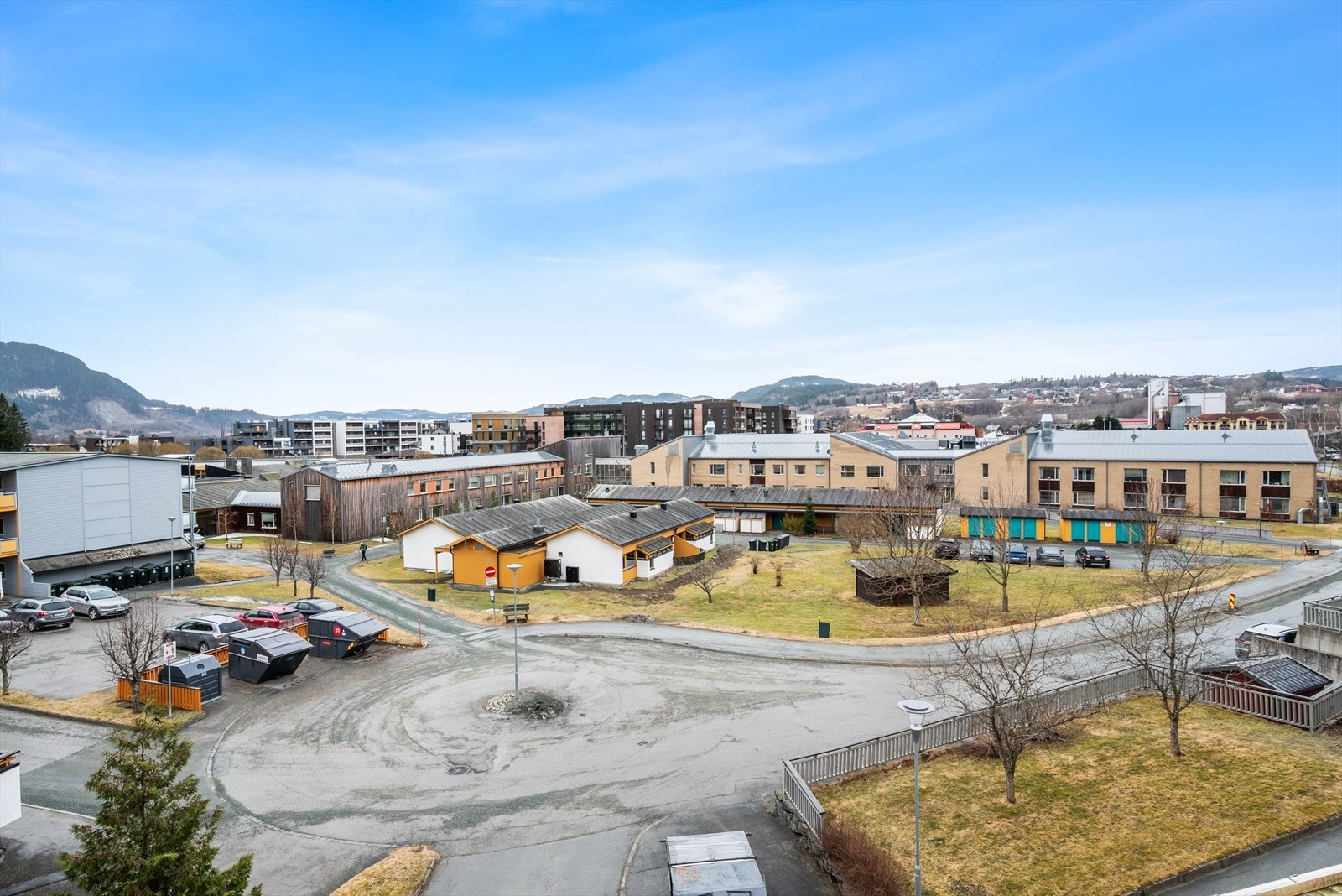 Nyt en kopp kaffe sammen med denne flotte utsikten mot sørvest, fra leilighetens balkong! Her kan kveldssola nytes til sent på kvelden. Galleribilde