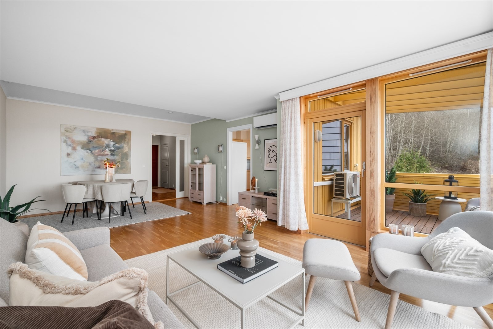 Leiligheten har en gjennomgående god standard og er godt vedlikeholdt, med effektiv oppvarming fra varmepumpe. Galleribilde