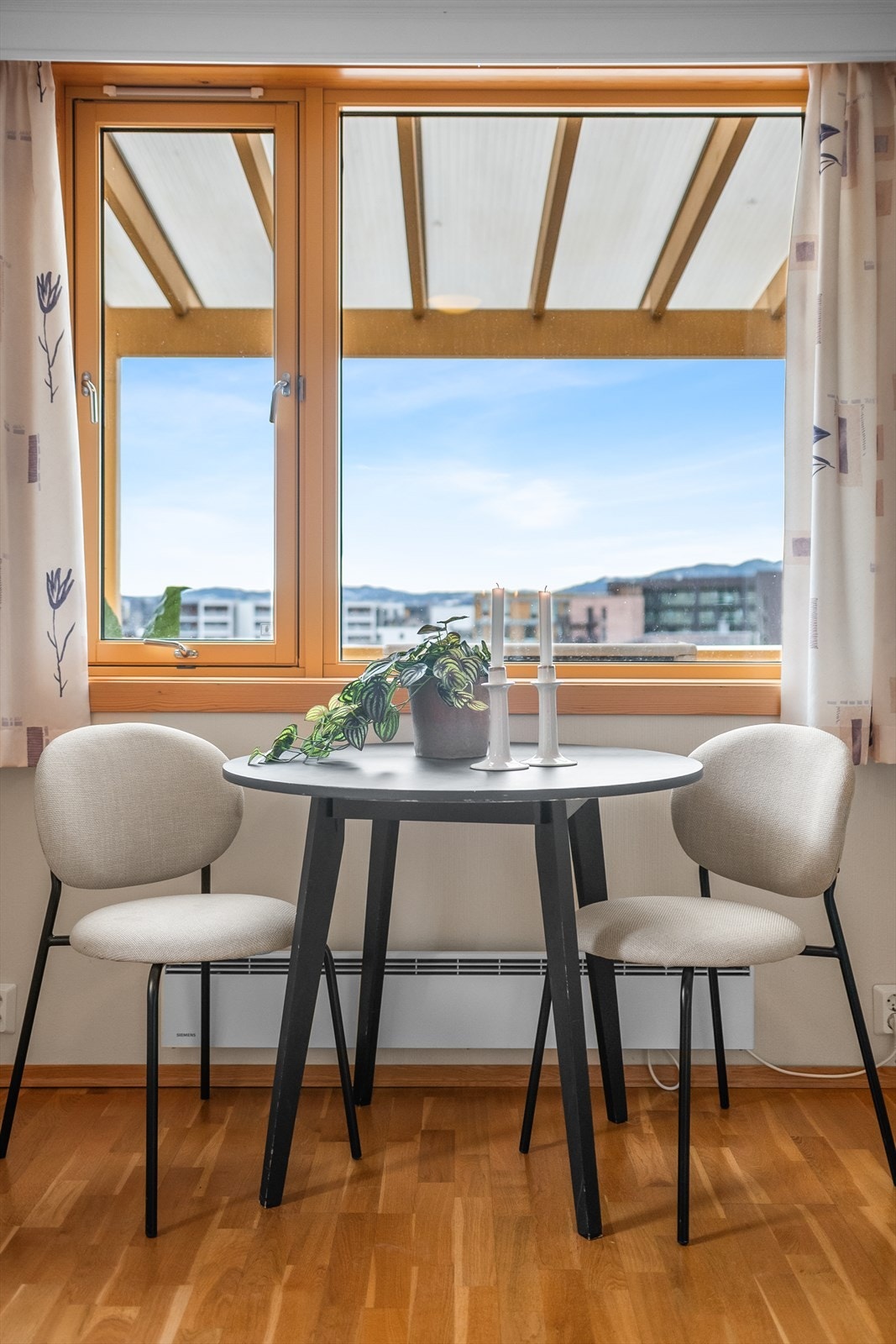 Vindusflaten på kjøkkenet gir et ekstra fint innslipp av naturlig lys. Galleribilde