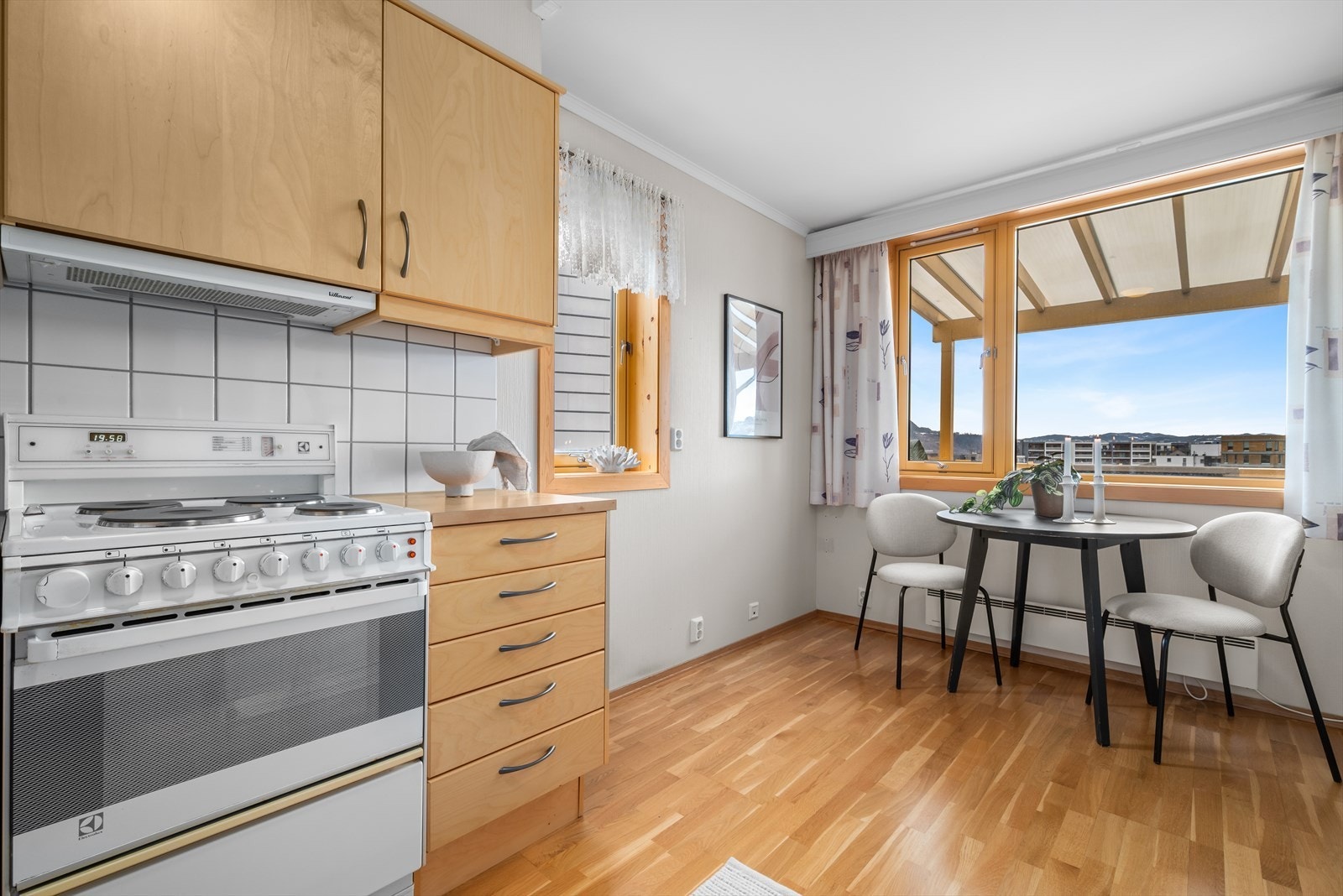 Kjøkkenet strekker seg over 11 kvm og byr på god plass for matlaging samt en egen spisegruppe. Galleribilde