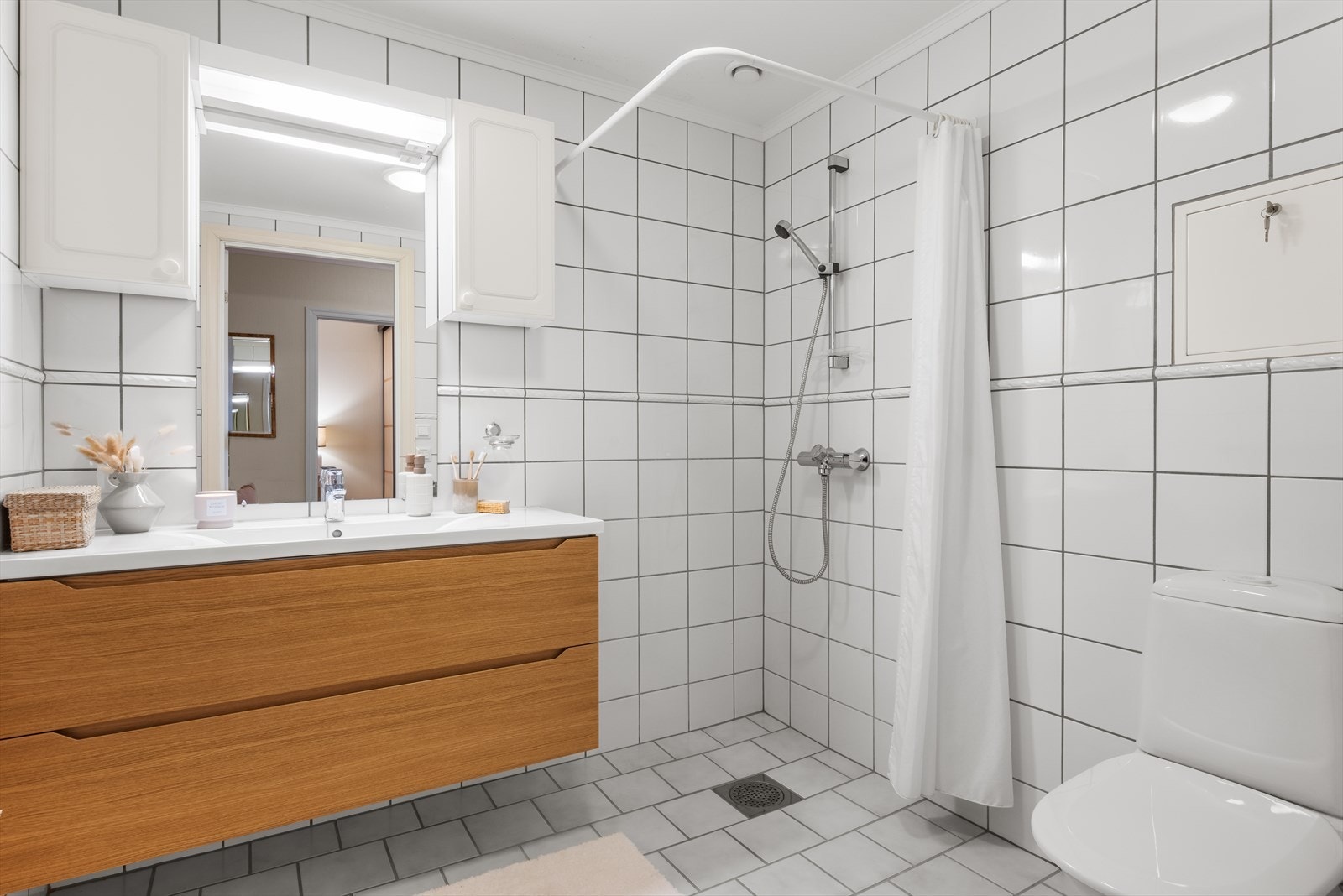 Leiligheten har et flott og tiltalende baderom på 4 kvm, flislagt og med behagelige varmekabler i gulvet. Galleribilde