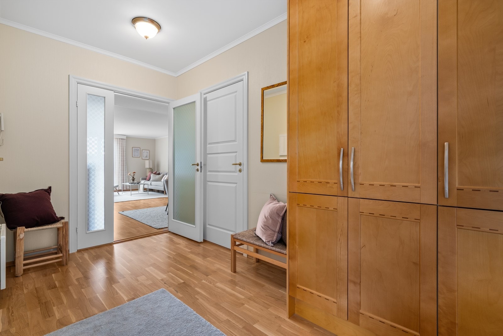 Fra stuen ledes du videre ut i gangen, hvor bad, vaskerom og soverom ligger samlet. Galleribilde