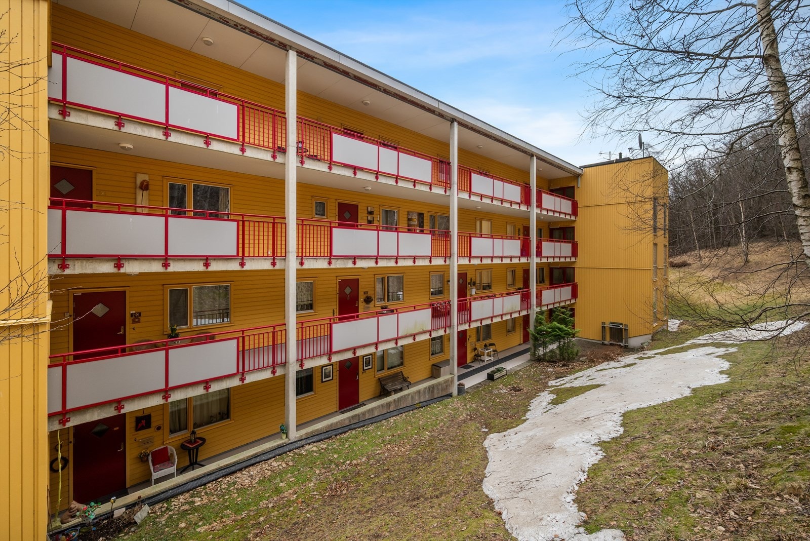 Her vil du bo i et stille og fredelig sameie, med naturen som nærmeste nabo utenfor svalgangen. Galleribilde