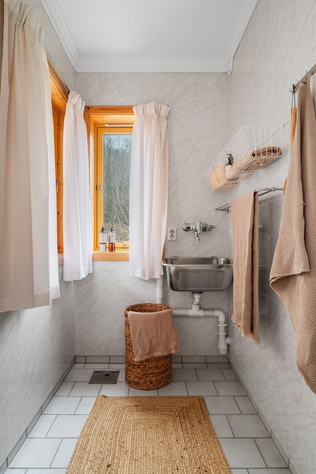 Leiligheten har et eget vaskerom på 2,5 kvm. Praktisk for klesvask og enkel oppbevaring! Galleribilde