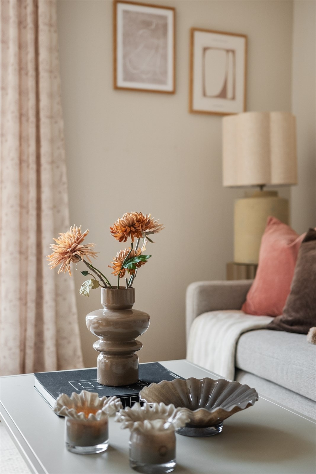 Her bor man komfortabelt med attraktive kvaliteter som heis i bygget, egen bod i kjeller og p-plass i parkeringskjeller. Galleribilde