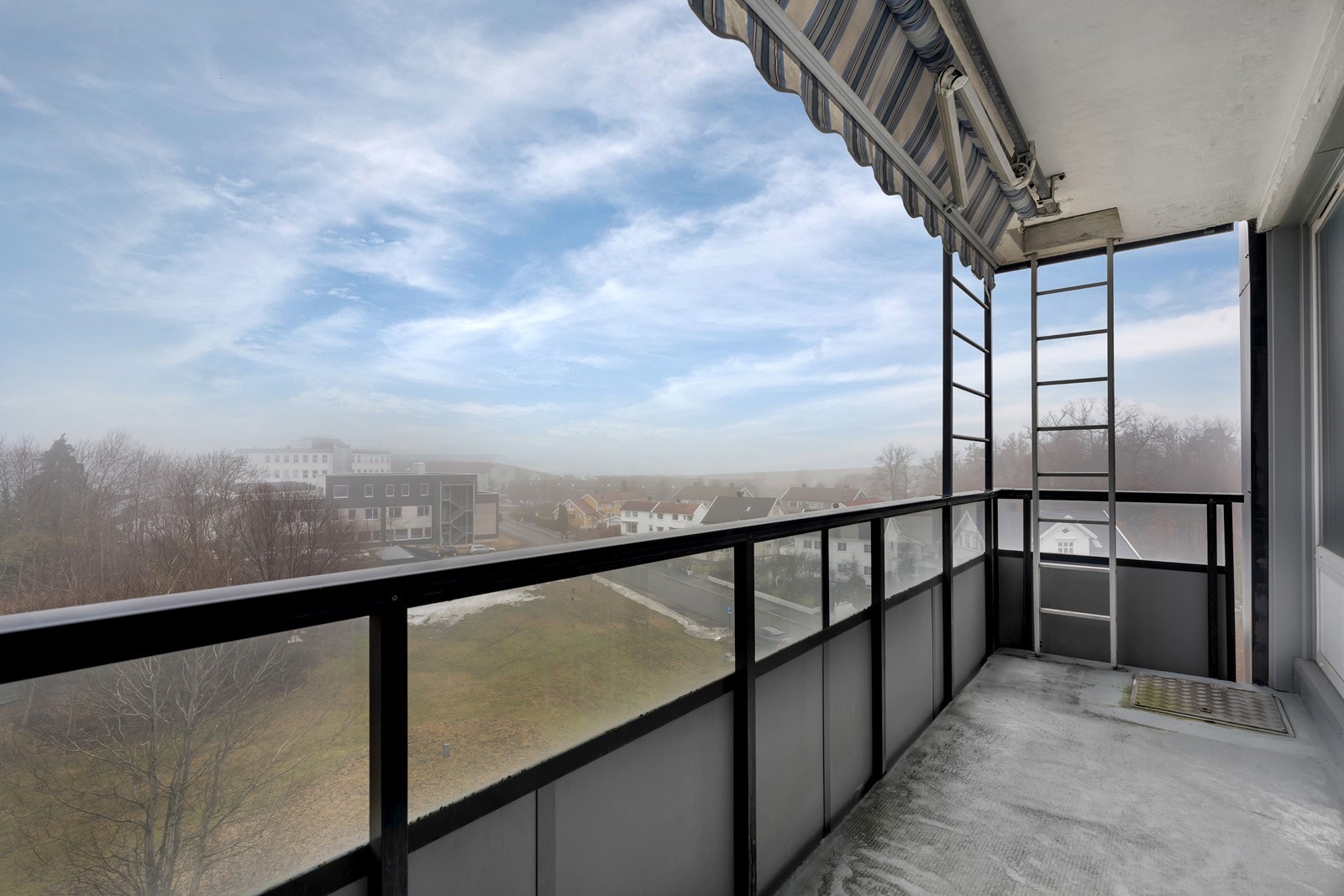 Vestvendt balkong på 7 kvm utenfor stuen i 6. etasje Galleribilde