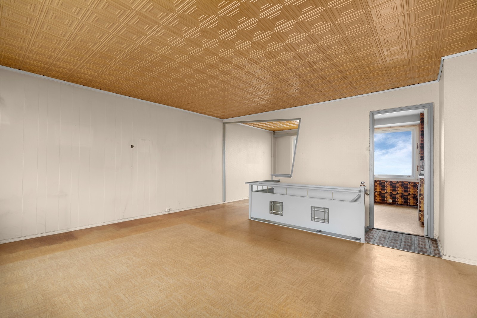 Etasjen består av stue, spisestue og kjøkken Galleribilde