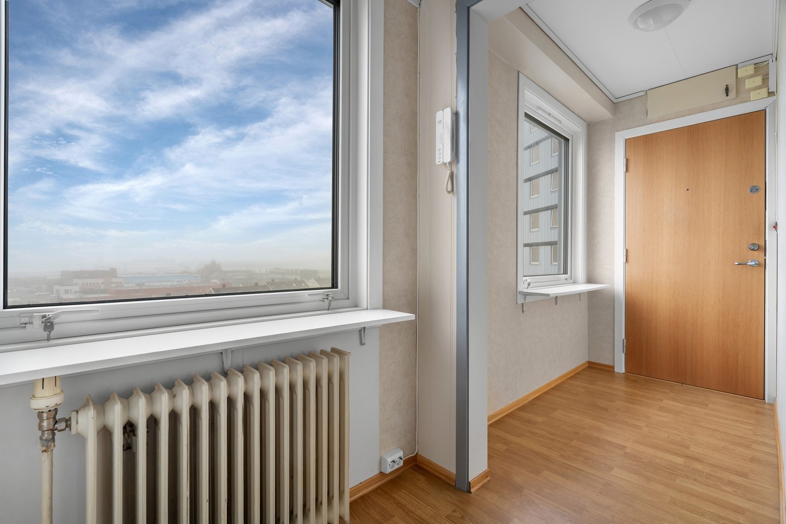 Entré med radiatorovn og dørtelefon Galleribilde