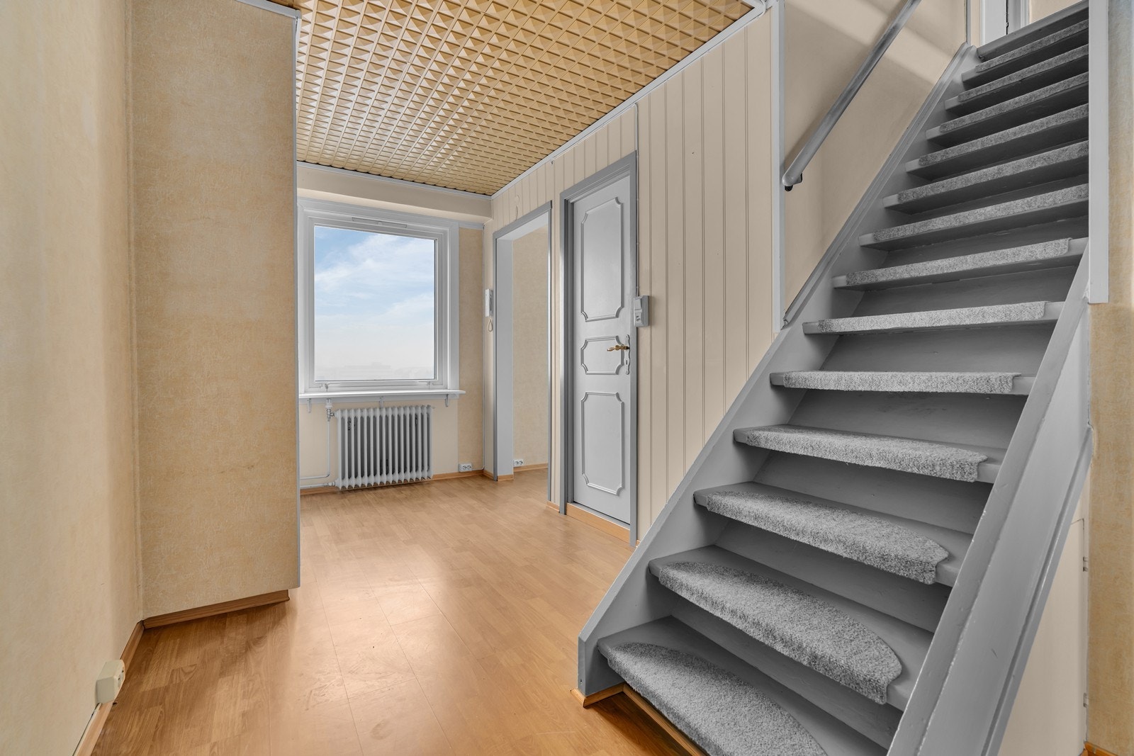 Hall med relativt bratt trapp mellom etasjene Galleribilde