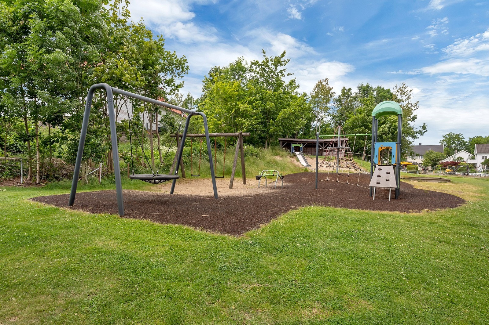 Hyggelig lekepark utenfor blokka Galleribilde