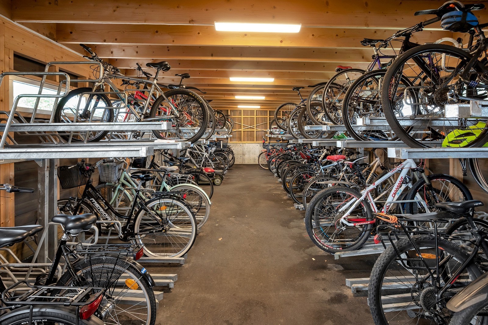 Fast plass i nyere sykkelgarasje Galleribilde