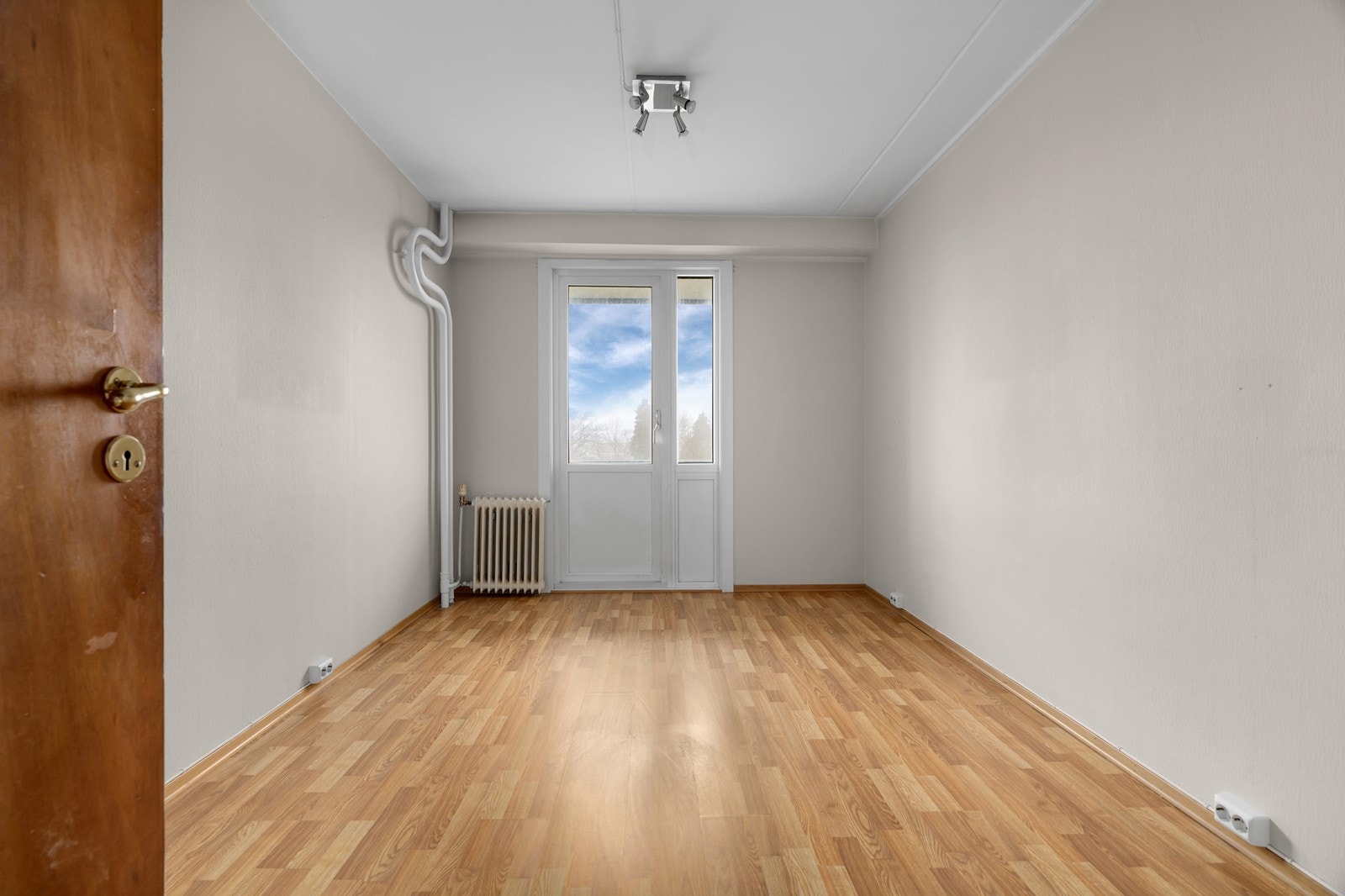 Radiatorovn og utgang til balkong Galleribilde