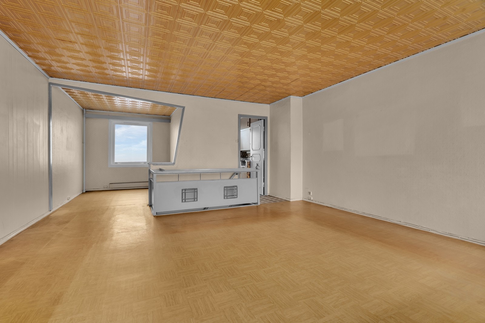 Gulvbelegg, malte flater og dekorplater i himling Galleribilde